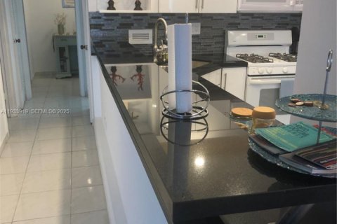 Copropriété à louer à Hallandale Beach, Floride: 2 chambres, 121.89 m2 № 2035586 - photo 24