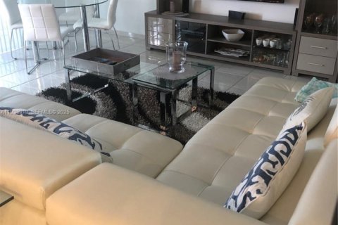 Copropriété à louer à Hallandale Beach, Floride: 2 chambres, 121.89 m2 № 2035586 - photo 17