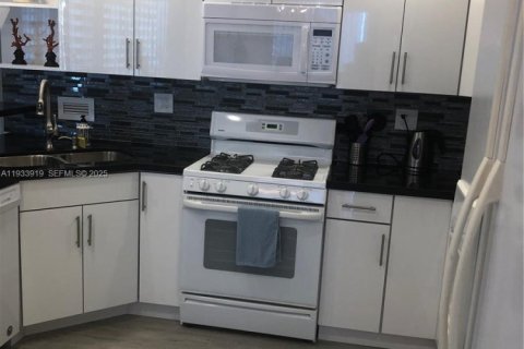 Copropriété à louer à Hallandale Beach, Floride: 2 chambres, 121.89 m2 № 2035586 - photo 20