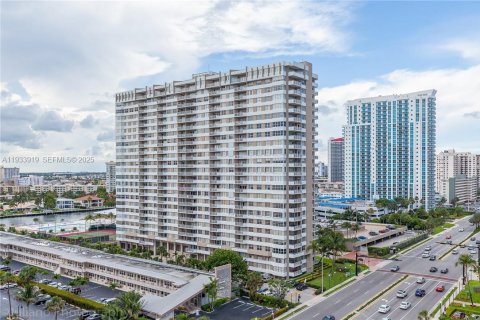 Copropriété à louer à Hallandale Beach, Floride: 2 chambres, 121.89 m2 № 2035586 - photo 10