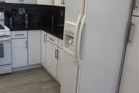 Copropriété à louer à Hallandale Beach, Floride: 2 chambres, 121.89 m2 № 2035586 - photo 23