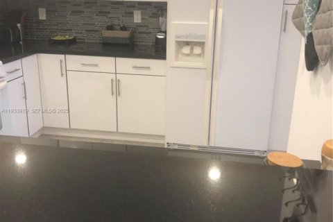 Copropriété à louer à Hallandale Beach, Floride: 2 chambres, 121.89 m2 № 2035586 - photo 28