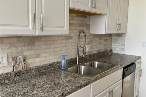 Apartment in Miami, Florida 2 bedrooms, 119.94 sq.m. № 1950122 - photo 20