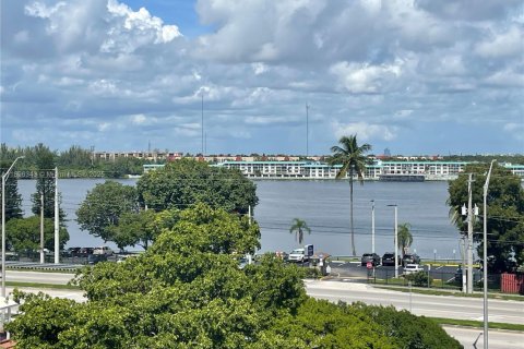 Apartment in Miami, Florida 2 bedrooms, 119.94 sq.m. № 1950122 - photo 4