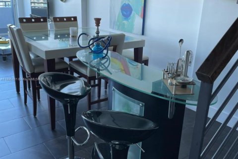 Condominio en alquiler en Miami, Florida, 3 dormitorios, 128.76 m2 № 1950207 - foto 3