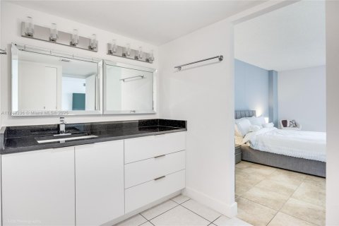 Condo in Sunny Isles Beach, Florida, 2 bedrooms  № 1862655 - photo 7