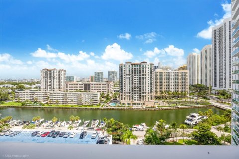 Condo in Sunny Isles Beach, Florida, 2 bedrooms  № 1862655 - photo 1