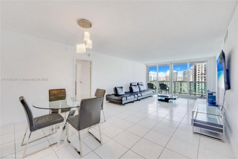 Condo in Sunny Isles Beach, Florida, 2 bedrooms  № 1862655 - photo 15