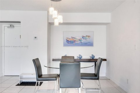 Condo in Sunny Isles Beach, Florida, 2 bedrooms  № 1862655 - photo 16