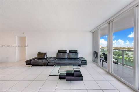 Condo in Sunny Isles Beach, Florida, 2 bedrooms  № 1862655 - photo 18