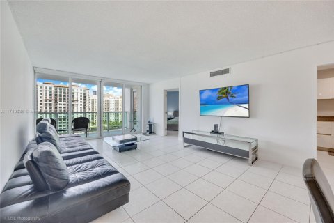 Condo in Sunny Isles Beach, Florida, 2 bedrooms  № 1862655 - photo 17