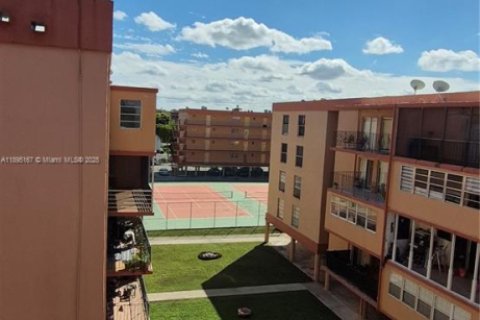 Condominio en venta en Hialeah, Florida, 2 dormitorios, 92.72 m2 № 1948647 - foto 2