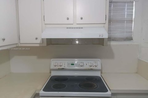 Condominio en venta en Hialeah, Florida, 2 dormitorios, 92.72 m2 № 1948647 - foto 12