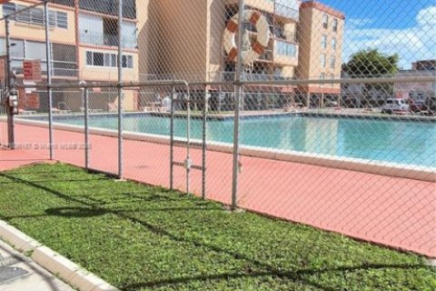 Condominio en venta en Hialeah, Florida, 2 dormitorios, 92.72 m2 № 1948647 - foto 4