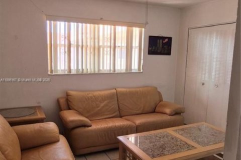 Condominio en venta en Hialeah, Florida, 2 dormitorios, 92.72 m2 № 1948647 - foto 9