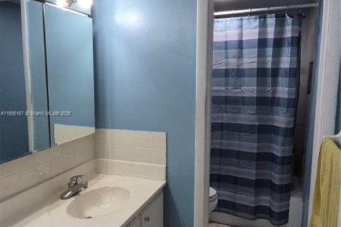 Condominio en venta en Hialeah, Florida, 2 dormitorios, 92.72 m2 № 1948647 - foto 7