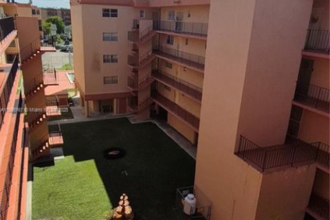 Condominio en Hialeah, Florida, 2 dormitorios  № 1948647