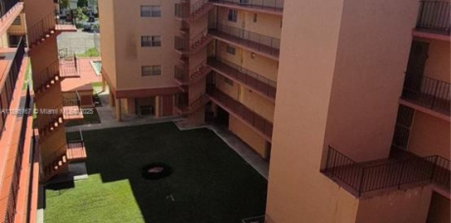 Condominio en Hialeah, Florida, 2 dormitorios  № 1948647