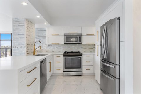 Кондоминиум с 3 спальнями в Халландейл-Бич, Флорида № 2006616