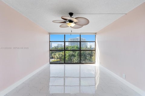 Снять в аренду кондоминиум в Халландейл-Бич, Флорида 3 спальни, 132.85м2, № 2006616 - фото 17