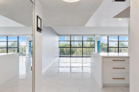 Снять в аренду кондоминиум в Халландейл-Бич, Флорида 3 спальни, 132.85м2, № 2006616 - фото 3