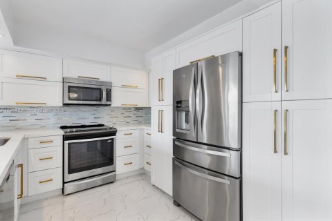 Снять в аренду кондоминиум в Халландейл-Бич, Флорида 3 спальни, 132.85м2, № 2006616 - фото 11