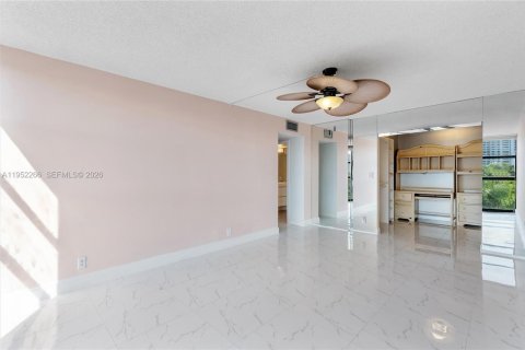 Снять в аренду кондоминиум в Халландейл-Бич, Флорида 3 спальни, 132.85м2, № 2006616 - фото 16