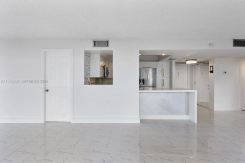 Снять в аренду кондоминиум в Халландейл-Бич, Флорида 3 спальни, 132.85м2, № 2006616 - фото 13