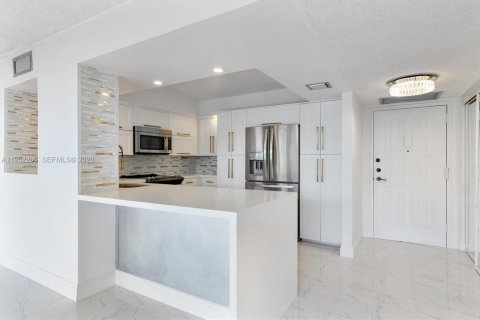 Снять в аренду кондоминиум в Халландейл-Бич, Флорида 3 спальни, 132.85м2, № 2006616 - фото 2