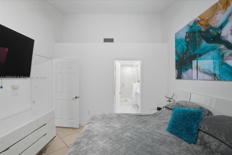 Casa en alquiler en Hialeah, Florida, 3 dormitorios, 175.03 m2 № 1942225 - foto 23