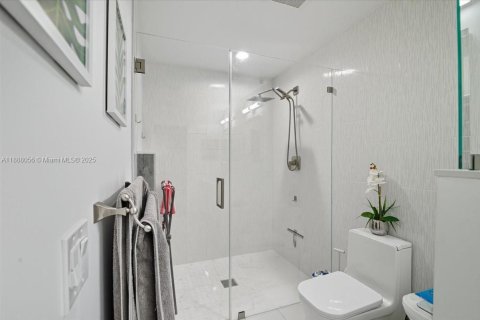 House in Hialeah, Florida 3 bedrooms, 175.03 sq.m. № 1942225 - photo 26