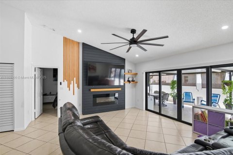 House in Hialeah, Florida 3 bedrooms, 175.03 sq.m. № 1942225 - photo 9