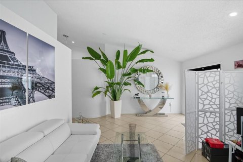 Casa en alquiler en Hialeah, Florida, 3 dormitorios, 175.03 m2 № 1942225 - foto 5