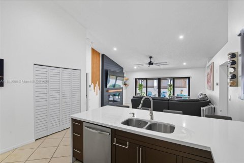 Casa en alquiler en Hialeah, Florida, 3 dormitorios, 175.03 m2 № 1942225 - foto 19
