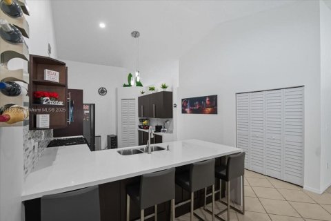 House in Hialeah, Florida 3 bedrooms, 175.03 sq.m. № 1942225 - photo 20