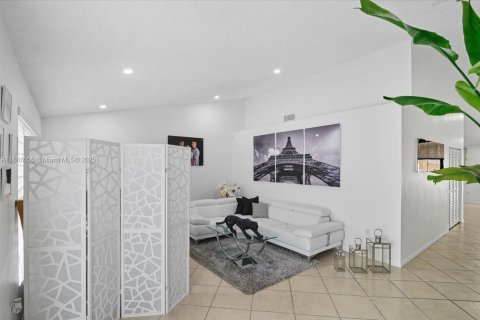 House in Hialeah, Florida 3 bedrooms, 175.03 sq.m. № 1942225 - photo 6