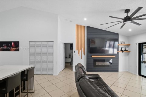 House in Hialeah, Florida 3 bedrooms, 175.03 sq.m. № 1942225 - photo 11