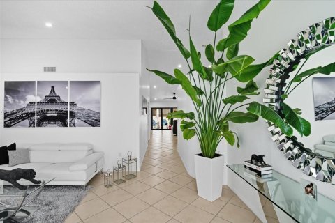 House in Hialeah, Florida 3 bedrooms, 175.03 sq.m. № 1942225 - photo 8