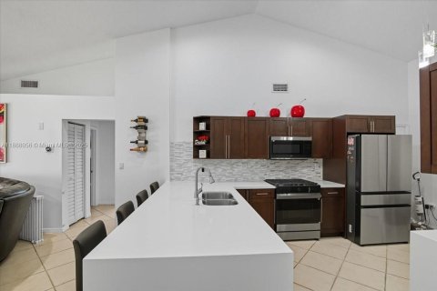 House in Hialeah, Florida 3 bedrooms, 175.03 sq.m. № 1942225 - photo 15