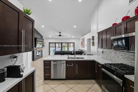 House in Hialeah, Florida 3 bedrooms, 175.03 sq.m. № 1942225 - photo 16