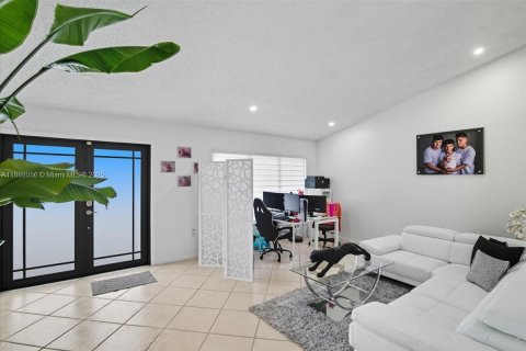 House in Hialeah, Florida 3 bedrooms, 175.03 sq.m. № 1942225 - photo 3