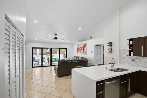 Casa en alquiler en Hialeah, Florida, 3 dormitorios, 175.03 m2 № 1942225 - foto 14