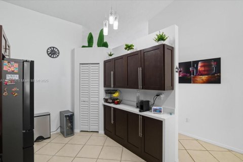 House in Hialeah, Florida 3 bedrooms, 175.03 sq.m. № 1942225 - photo 18