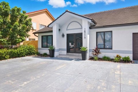 House in Hialeah, Florida 3 bedrooms, 175.03 sq.m. № 1942225 - photo 2