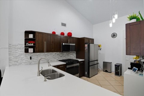 House in Hialeah, Florida 3 bedrooms, 175.03 sq.m. № 1942225 - photo 17