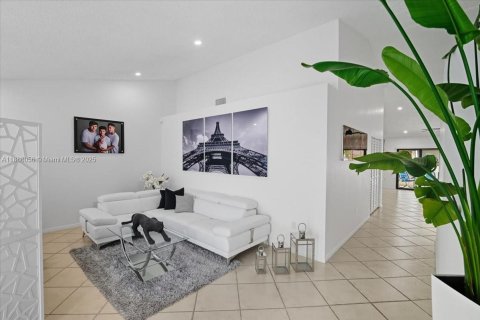 House in Hialeah, Florida 3 bedrooms, 175.03 sq.m. № 1942225 - photo 7
