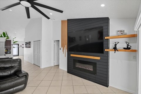 Casa en alquiler en Hialeah, Florida, 3 dormitorios, 175.03 m2 № 1942225 - foto 10