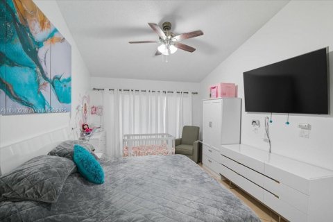 Casa en alquiler en Hialeah, Florida, 3 dormitorios, 175.03 m2 № 1942225 - foto 24