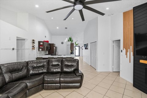 Casa en alquiler en Hialeah, Florida, 3 dormitorios, 175.03 m2 № 1942225 - foto 12