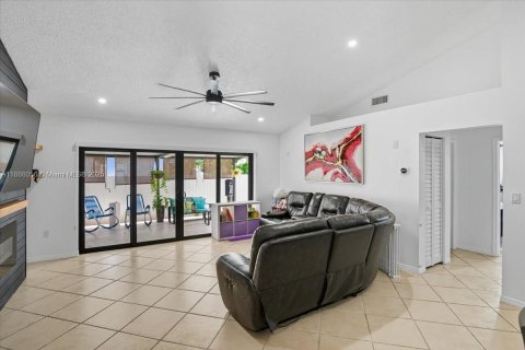House in Hialeah, Florida 3 bedrooms, 175.03 sq.m. № 1942225 - photo 13